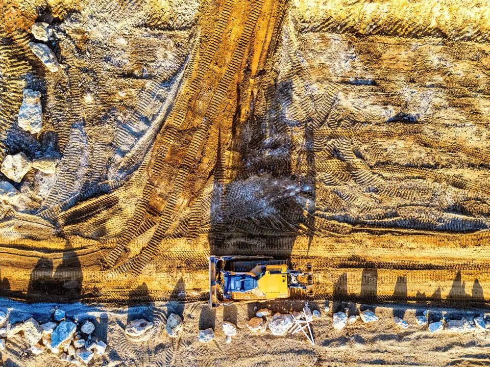 Engin de terrassement sur un terrain de chantier vu du dessus