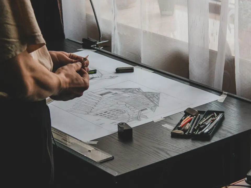 Vérification de dessins et de plans sur une table de travail